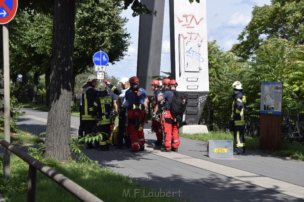 Koelner Seilbahn Gondel blieb haengen Koeln Linksrheinisch P007.JPG - Miklos Laubert